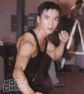 54歲的他滿身肌肉，曾拳打甄子丹、腳踢李連傑...太霸氣了 健身減肥達人 第6张
