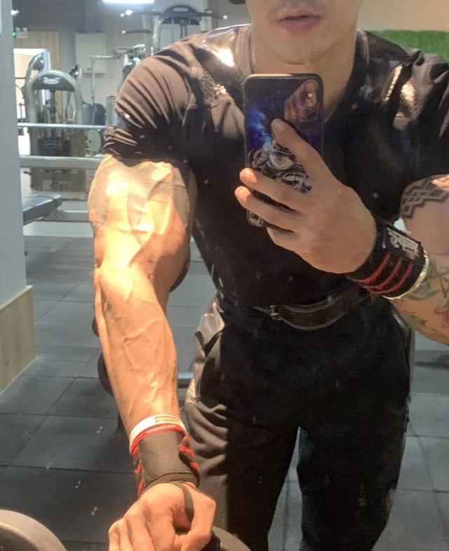 90後健身肌肉型男，體脂率僅有著10%，這腹肌身材越看越好，愛了 健身減肥達人 第3张