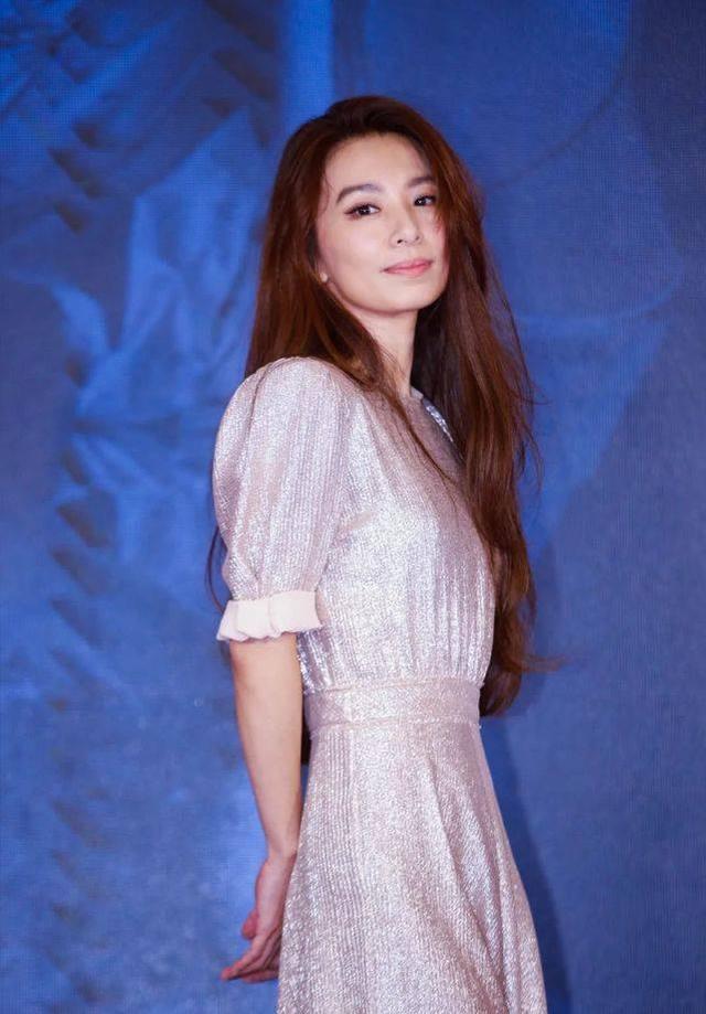 36歲Hebe出席活動，穿金色禮服裙仿佛公主降臨，造型驚艷太吸睛 娛樂八卦吃瓜 第4张