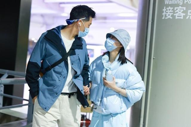 何超蓮竇驍牽手走機場，兩人越來越高調，春夏季穿羽絨服真任性 娛樂八卦吃瓜 第2张