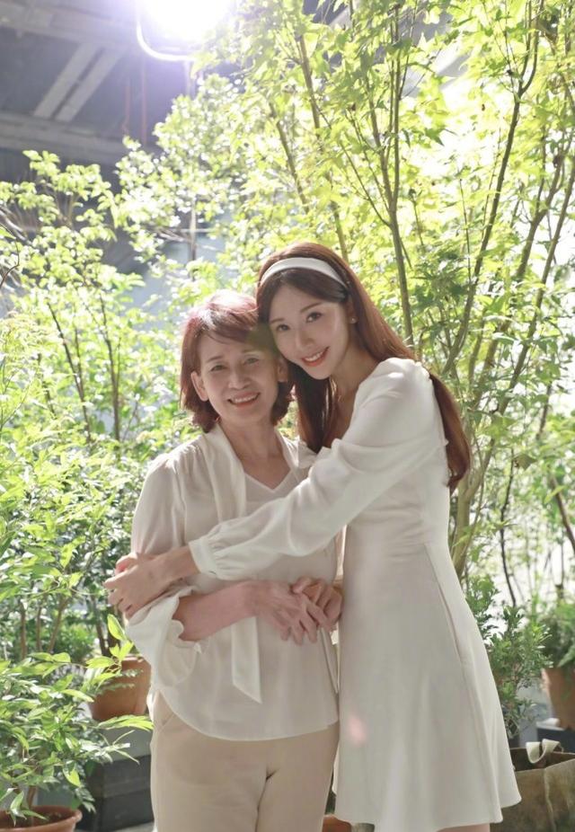 林志玲結婚2年肚子仍舊「沒動靜」，和丈夫登雜志封面，依舊很美 娛樂八卦吃瓜 第6张