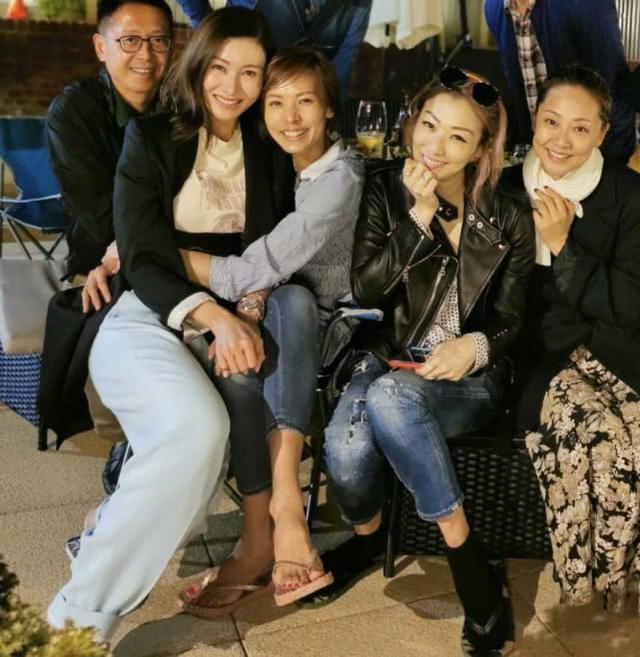 李嘉欣曬三口人合影，素顏不影響美貌，穿拼色連衣裙長腿纖長迷人 娛樂八卦吃瓜 第8张