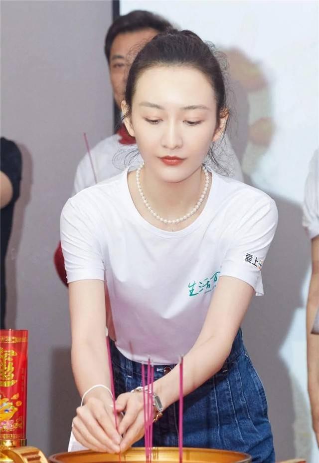 王鷗新劇開機笑容甜美！身穿白色T恤搭牛仔褲，清新自然又減齡 娛樂八卦吃瓜 第3张