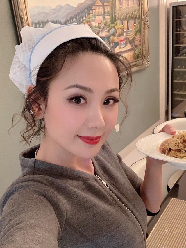 43歲程莉莎穿高叉旗袍，緊致身材像20歲少女，瑜伽讓她逆生長 街拍正妹 第6张