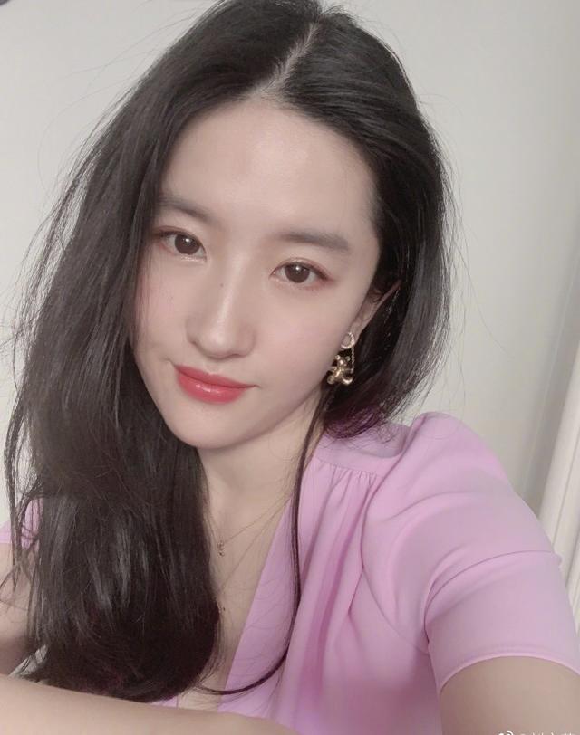 劉亦菲白冰早期合影曝光，兩人均顏值巔峰，網友：劉亦菲略勝一籌 娛樂八卦吃瓜 第6张