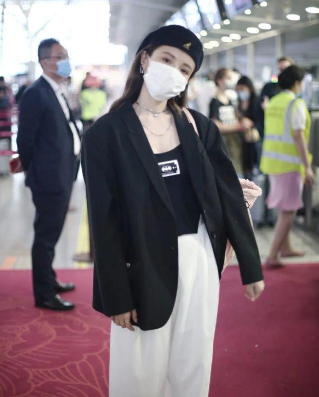 林小宅現身機場，一身潮酷穿搭不走甜美風，分手後換穿搭風格了？ 娛樂八卦吃瓜 第3张