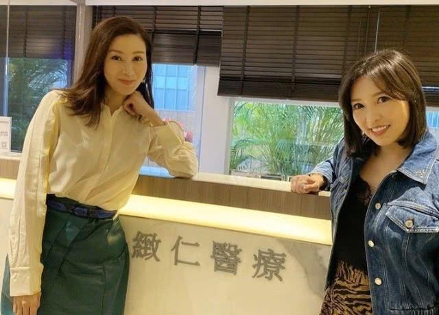 李嘉欣曬三口人合影，素顏不影響美貌，穿拼色連衣裙長腿纖長迷人 娛樂八卦吃瓜 第7张