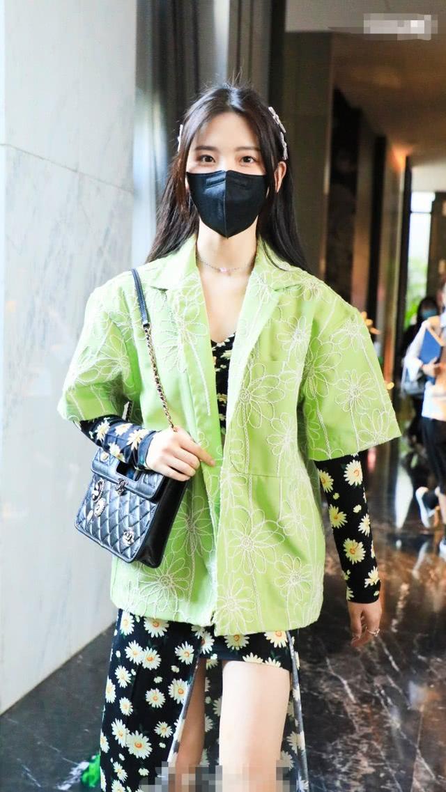 楊超越衣品飆升！雛菊裙裝搭綠色繡花外套，清涼甜美還凸顯好身材 娛樂八卦吃瓜 第1张