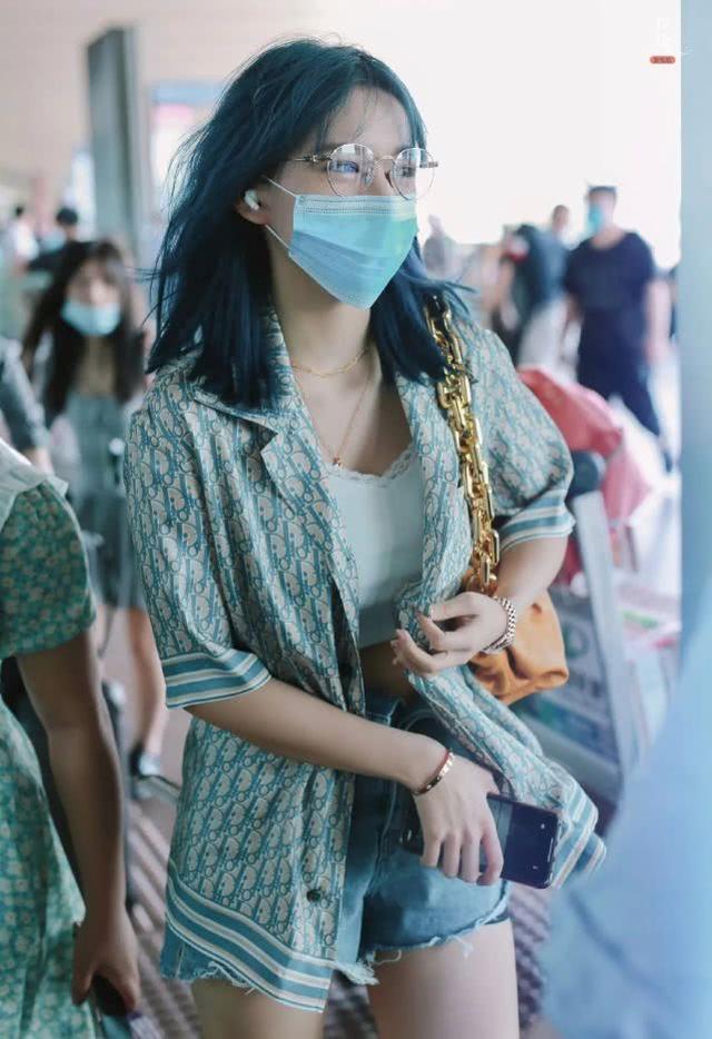 程瀟現身機場，穿100元背心卻搭萬元外套，「土豪包」更讓人眼饞 娛樂八卦吃瓜 第1张