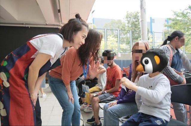 香港女首富甘比暴富後活成少女，扎蘋果頭超減齡，日常就是做公益 娛樂八卦吃瓜 第4张