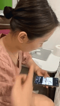 「一直以為這個洞是放手指的，我才發現我錯了」，太尷尬了哈哈哈 搞笑整蠱 第30张