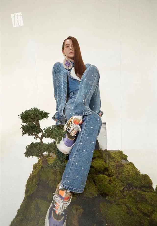 戚薇個性大片來襲，「蜘蛛眼妝」配各種時髦穿搭，造型新穎難理解 娛樂八卦吃瓜 第2张