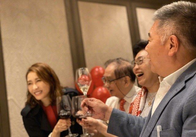 黎姿曬全家合影照，為爸媽慶祝結婚50年，老公首露面一頭白發顯老 娛樂八卦吃瓜 第3张