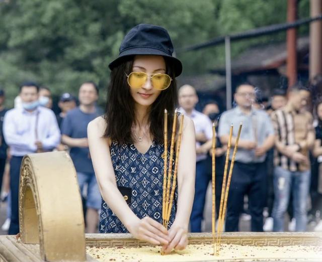 姚笛婚後復出拍戲，穿吊帶裙身材纖瘦，網友：被丑聞耽誤的女星 娛樂八卦吃瓜 第1张