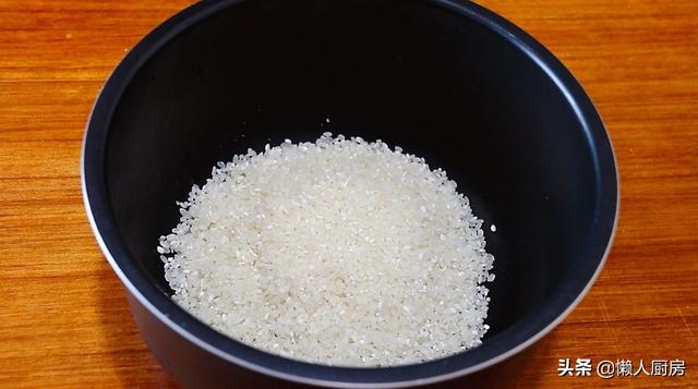 五花肉里加一碗大米，配上胡蘿卜和豌豆，連挑食的孩子也愛吃 熱愛美食 第2张