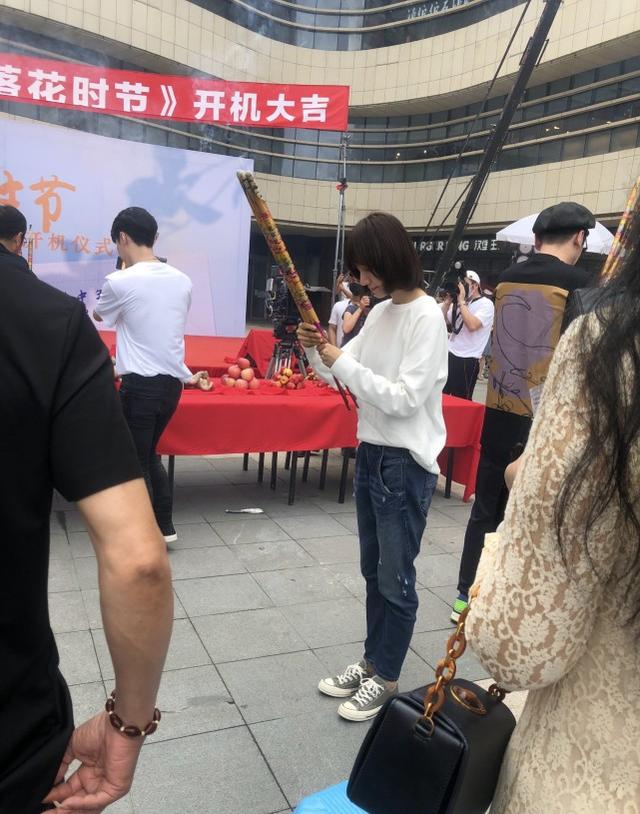 袁泉哪有43歲？穿寬松衛衣配牛仔褲參加活動，和張藝興像同齡人 娛樂八卦吃瓜 第3张