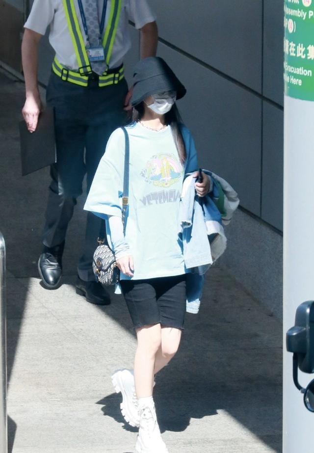 趙麗穎帶兒子與好友聚會，寶寶首次對外曝光！小小一隻不要太萌 娛樂八卦吃瓜 第7张