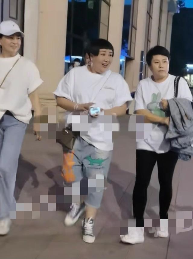 郭德綱老婆王惠人氣不低，出街有粉絲跟拍，德雲社老闆娘卻沒架子 娛樂八卦吃瓜 第2张