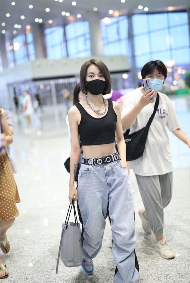 乃萬現身機場大秀身材，穿短款無袖背心戴大鐵鏈子，穿搭嘻哈顯酷 娛樂八卦吃瓜 第1张