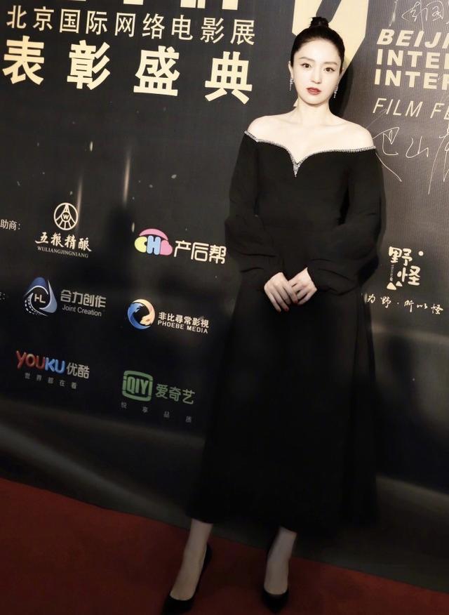 董璇曬美照，稱自己不愛作妖但會作妖，素顏拍全身照真沒明星包袱 娛樂八卦吃瓜 第6张