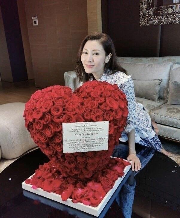 李嘉欣曬美照慶祝50歲生日！身穿無袖荷葉花邊裙，減齡十足顯貴氣 娛樂八卦吃瓜 第4张