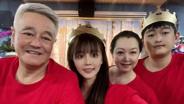 趙本山女兒攜男友高調秀恩愛，回應資產過億：不多，只買了兩套房 娛樂八卦吃瓜 第8张