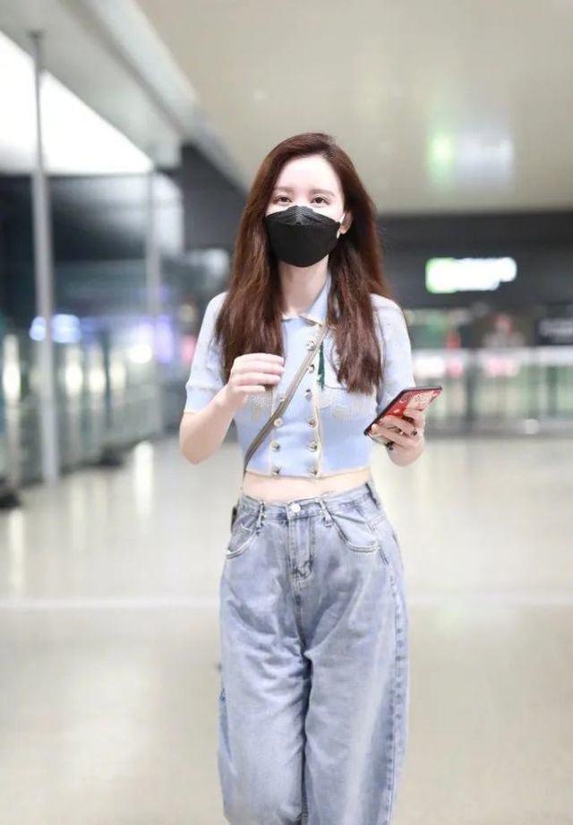 「戲精」張萌走機場，不穿緊身衣換寬松套也性感，女明星氣場太強 娛樂八卦吃瓜 第7张