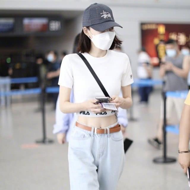 王麗坤穿著簡約大方，白色T恤搭配藍色闊腿褲，私服穿搭太顯氣質 娛樂八卦吃瓜 第1张