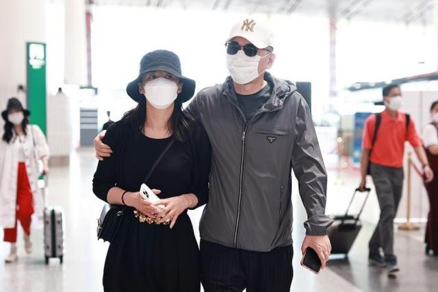 明星果然能賺，蔣勤勤背12萬包包只是日常，夫妻倆低調「炫富」 娛樂八卦吃瓜 第2张