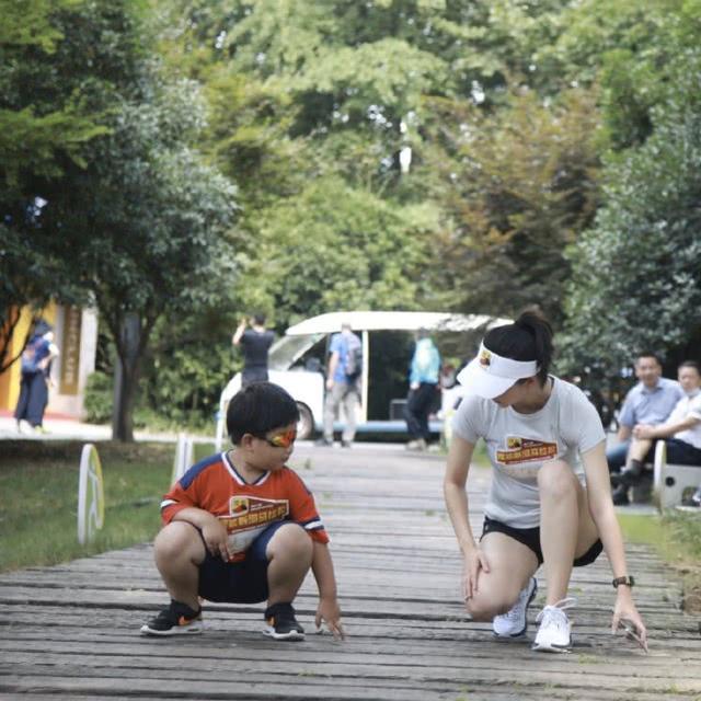 唐一菲帶娃做公益，穿運動裝很美，5歲兒子凌聽體型比媽媽還壯實 娛樂八卦吃瓜 第1张