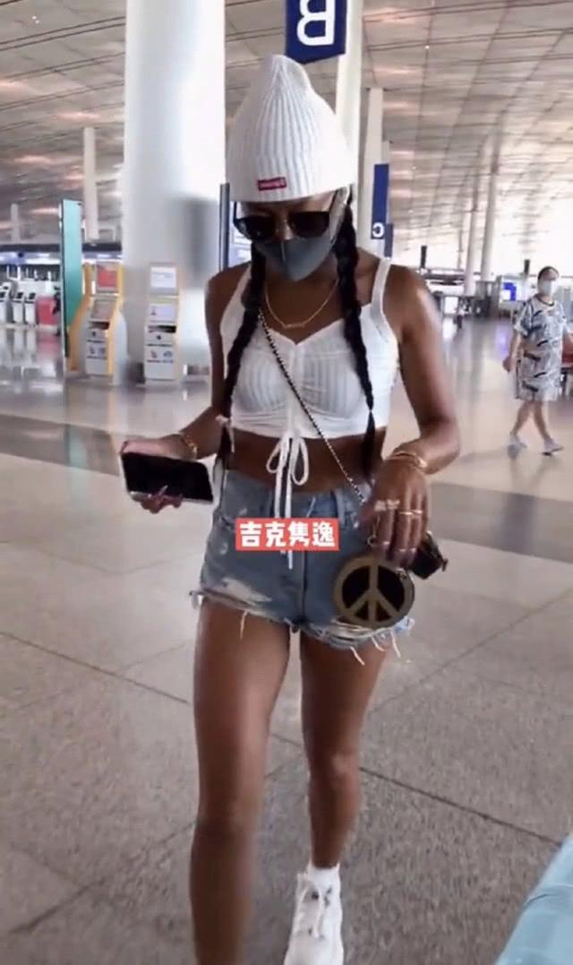 吉克雋逸三亞歸來曬變樣！穿超短吊帶背心配短褲，膚色太像非洲人 娛樂八卦吃瓜 第1张