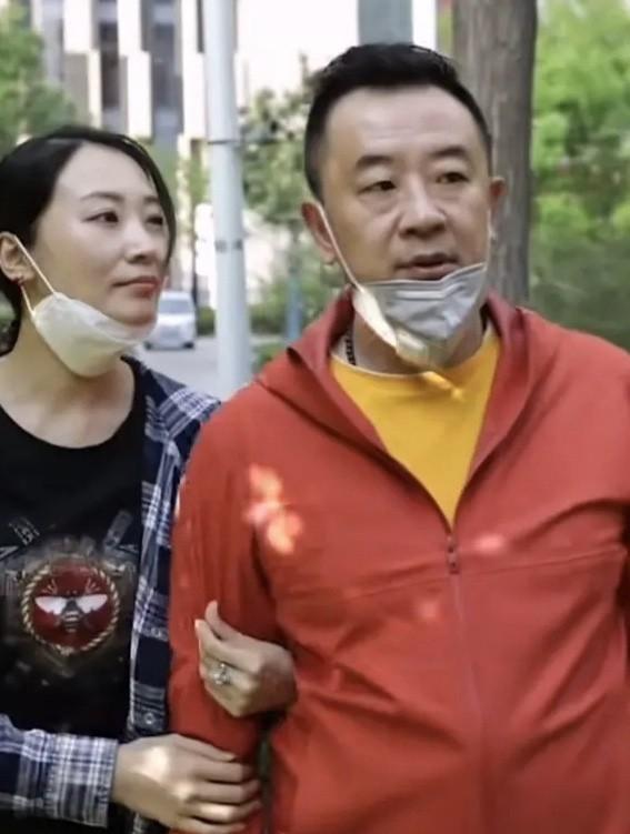 黃海波准備復出？和妻子曲珊珊合體露面開直播，網友：支持復出 娛樂八卦吃瓜 第8张