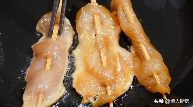 雞胸肉片成大薄片，扔進鍋里瞬間變美食，家人都夸好吃，真解饞 熱愛美食 第11张