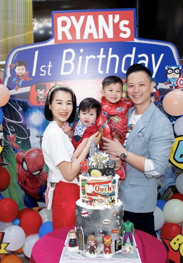 胡杏兒曬全家大合照，為小兒子慶1歲生日，網友：胡杏兒找到真愛 娛樂八卦吃瓜 第1张