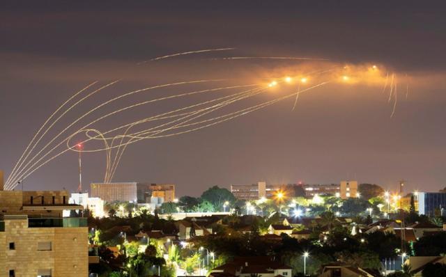 大量火箭弹袭来，以色列“铁穹”紧急拦截，可能真吃不消饱和攻击 全球新闻风头榜 第1张
