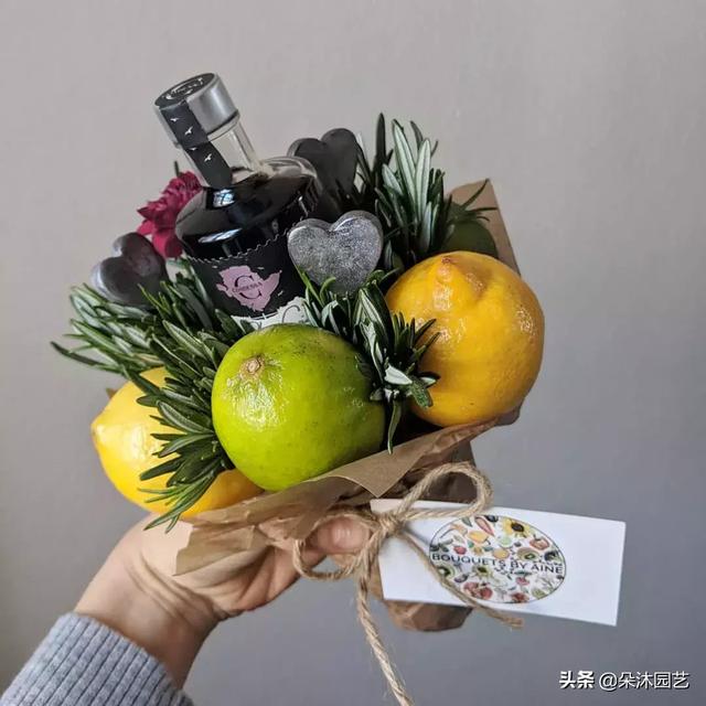 水果花束包装教程图解 礼物包装纸方法图解