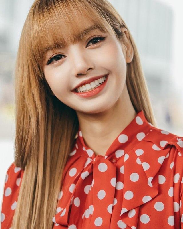 Lisa私服街拍照太吸睛，身穿一身灰色休閒裝，真是隨性又慵懶 娛樂八卦吃瓜 第10张
