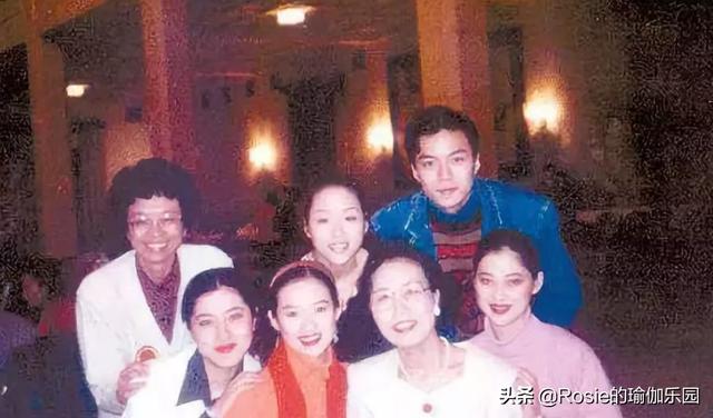 她因「被家暴」家喻戶曉，兩次閃婚，如今45歲幸福得像個小女人 娛樂八卦吃瓜 第10张