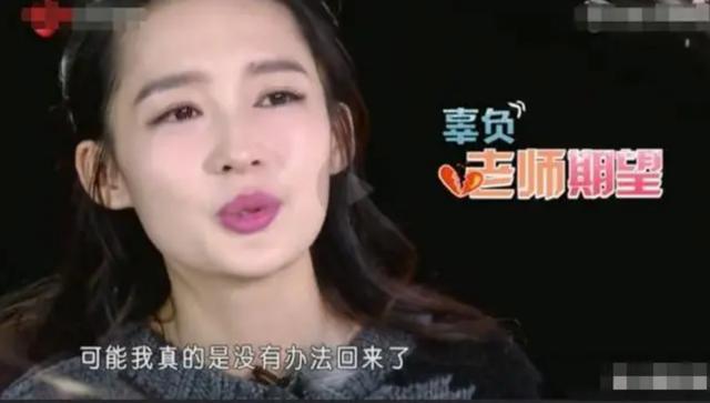 李沁穿方領長裙錄綜藝，下車用手捂住領口引爭議，網友：多此一舉 娛樂八卦吃瓜 第7张