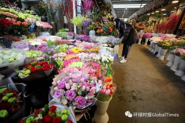 情人节要送什么礼物明天情人节怕啥？单身汪们，咱戳进来“云收花”！