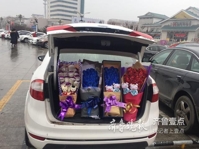 情人节送什么好情人节买束玫瑰送爱人，花店路边随便挑