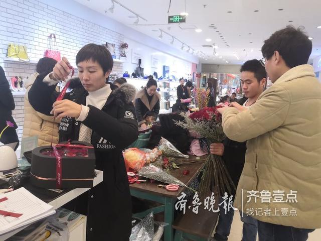 情人节送什么好情人节买束玫瑰送爱人，花店路边随便挑