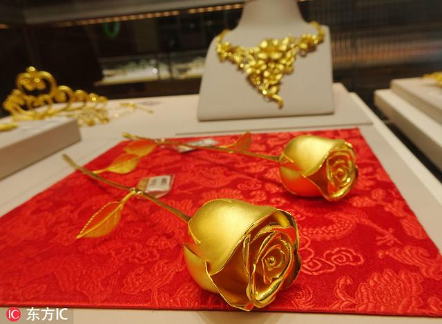 七夕节送什么礼物情人节金玫瑰吸睛，2.5万一朵，一天卖出10朵