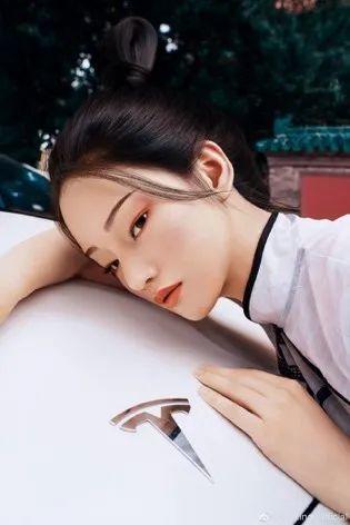 永不“塌房”的虚拟偶像，正在抢流量明星的生意