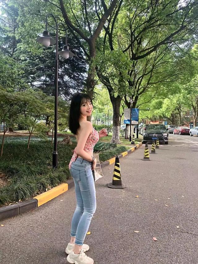 SNKR Girls送鞋丨翘臀还是长腿？球鞋女生们纷纷在夏天展示了自己的“隐藏级”