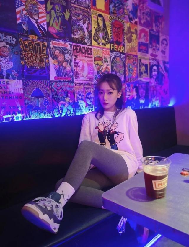 SNKR Girls送鞋丨翘臀还是长腿？球鞋女生们纷纷在夏天展示了自己的“隐藏级”