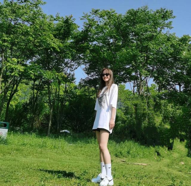 SNKR Girls送鞋丨翘臀还是长腿？球鞋女生们纷纷在夏天展示了自己的“隐藏级”