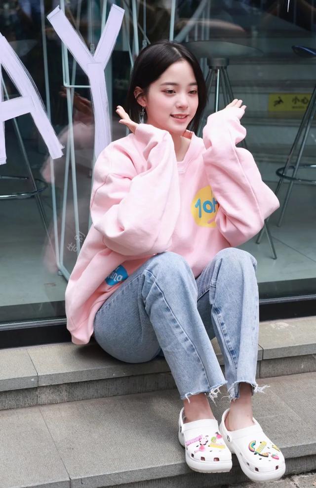 扪心自问：这季节洞洞鞋不香吗？ 七夕送女朋友什么礼物好最有意义
