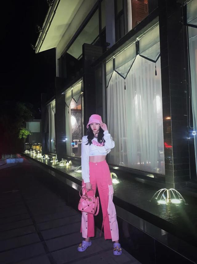 扪心自问：这季节洞洞鞋不香吗？ 七夕送女朋友什么礼物好最有意义