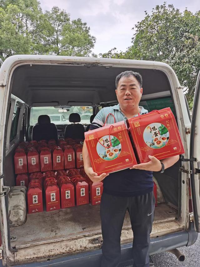 副局长变身“微商”带领村民脱贫致富